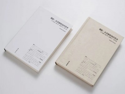法国当代著名摄影理论家安德烈·胡耶于2005年出版了摄影理论专著《摄影：从文献到当代艺术》，2018年由浙江摄影出版社引入国内，有了中译本，目前已经是第4次印刷了。