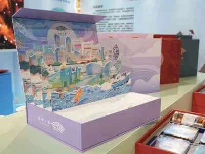 厨娘食品负责人黄和良说，同样的产品，针对不同销售渠道，可以有不同的包装。“包装在本地就能解决，而且有很多精美、前沿的设计和工艺可以支持。”黄和良在当天的直播中表示，其网红产品鸭掌就有多种包装，满足不同的市场需求。

未来“港味人鲜”还将与当地印刷产业更加紧密联动，推出更多文创类包装，在提高产品附加值的同时，推动龙港城市形象宣传。