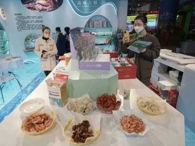 不仅仅有海鲜，“港味人鲜”也推出了不少特色休闲轻食。比如传统小食炒米和黑糖稻草绳，再配以龙港野生红茶。展会现场，有人试吃黑糖稻草绳后，直接扫起二维码下单，表示“要给家里人都尝尝”。