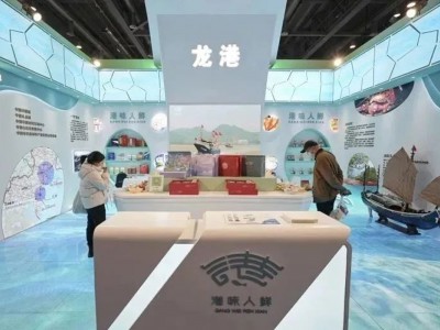 渔船模型上，“一帆风顺”字样照应着每次渔船出海的真切祝福。船面甲板上，满载着真的红鱿鱼和琵琶虾，不仅令人莞尔，别有一番风情。