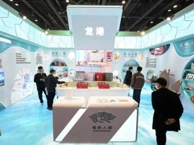 展馆地板采用海浪翻涌的地屏。参观者一进展馆，就仿佛置身海边，海风拂面，海鲜唾手可得。展馆里还装饰有一艘舥艚港渔船，既是功能性展台，同时也巧妙地宣传了龙港的海洋文化。

舥艚是龙港，乃至温州重要的产渔区和养殖基地。自2002年起，龙港舥艚每年会举办开渔节，举办庄重的祭海典礼，为出海作业的渔民祈福。