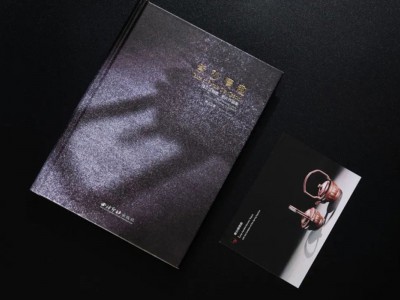 《紫砂情趣——钱卫江制壶、拓片作品集》由钱卫江老师著，西泠印社出版社出版，遴选钱老师制壶、拓片编印成画册。画册封面新星梦特种纸印刷抽象的作品纹理，烫黄金工艺，亦是作品之外的情感扩张。