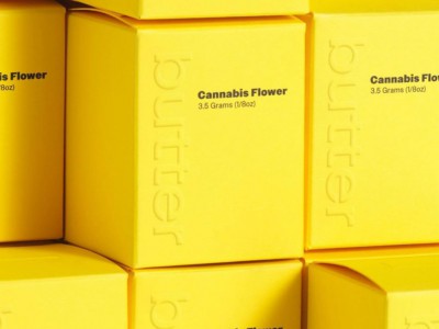 Butter
via：CENTER
简单的设计，让产品在货架上脱颖而出。同色铁盒容器可以重复使用或轻松回收。