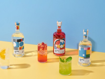 Sundays Gin 
via：Wiltshire Creative
酒瓶上的标签通过加入一丝俏皮，展示了明亮的色彩、几何插图的简单结合，反映一个与朋友一起度过的愉快周末。

