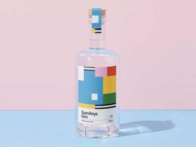 Sundays Gin 
via：Wiltshire Creative
酒瓶上的标签通过加入一丝俏皮，展示了明亮的色彩、几何插图的简单结合，反映一个与朋友一起度过的愉快周末。
