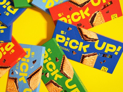 Pick Up! Biscuits
via：Auge Design
饼干品牌的包装重新设计。这家意大利设计公司为Pick Up！提供了全球设计重启，黄色字体更加醒目且具有标志性。使品牌LOGO更加现代化。
