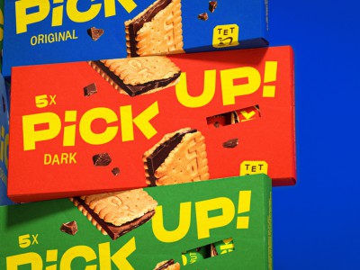Pick Up! Biscuits
via：Auge Design
饼干品牌的包装重新设计。这家意大利设计公司为Pick Up！提供了全球设计重启，黄色字体更加醒目且具有标志性。使品牌LOGO更加现代化。
