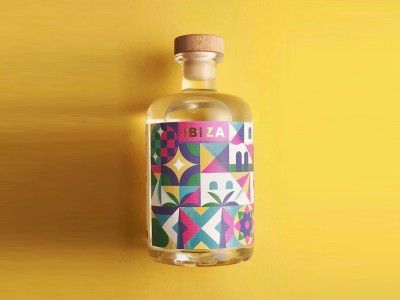 Siegfried Rheinland Dry Gin
via：Makers Company
与德国酒厂合作，设计公司以 "不动声色出国旅行 "的概念创造了一系列限量版的包装设计，在四个不同的标签插图中展现每个目的地的精髓。