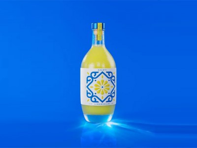 Saluti limoncello
via：Studio Unbound
这是设计工作室从西西里岛的一个柠檬农场获得灵感，用剖开的柠檬切面图形来创造其独特的图案。瓶子形状弯曲，由斑驳的玻璃制成，好像一个柠檬的轮廓。字体的使用有意减少，以避免分散对瓶身设计的关注。