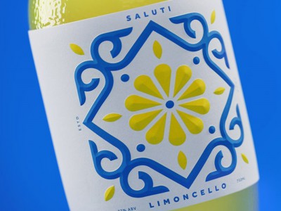 Saluti limoncello
via：Studio Unbound
这是设计工作室从西西里岛的一个柠檬农场获得灵感，用剖开的柠檬切面图形来创造其独特的图案。瓶子形状弯曲，由斑驳的玻璃制成，好像一个柠檬的轮廓。字体的使用有意减少，以避免分散对瓶身设计的关注。