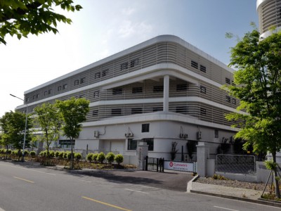 浙江正伟成立于2021年3月，公司坐落于嘉兴市海盐县百步镇百步开发区，配备了16色组合式高速印刷机，是专业的包材标签印刷厂。公司定位是专业薄膜生产据点，具备高端、专业、产能足、交期短的特点，印刷薄膜品类多元，可以满足客户各种应用，同时采用柔版印刷收缩套标更符合绿色环保趋势。使用PETG/OPS材质，不仅更加环保，还可轻松拆除膜套，让瓶体回收再利用，可实现视觉、嗅觉、触觉多种（组合）印刷效果，协助推进产品包装升级，有效强化品牌沟通效果。